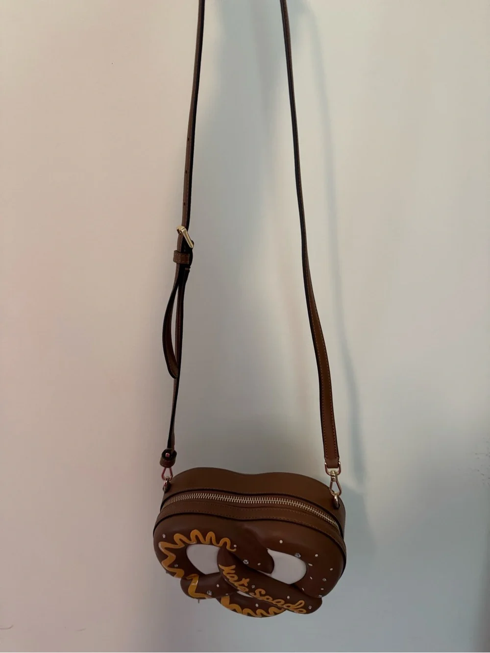 kate spade Brown & Cream Pretzel-Shaped Crossbody Bag with Mustard Packet Zipper - Picture 10 of 17